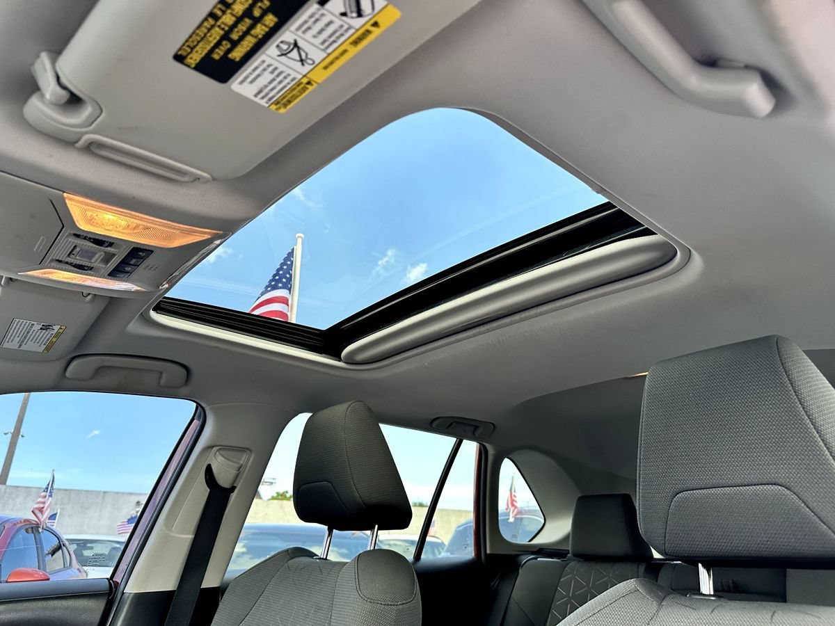 Used 2021 Toyota RAV4 XLE w/ Convenience Package FWD image 20