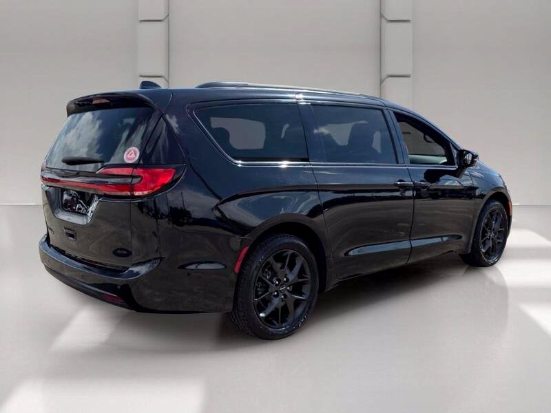 Used 2024 Chrysler Pacifica Touring-L w/ S Appearance Package AWD/4WD image 5
