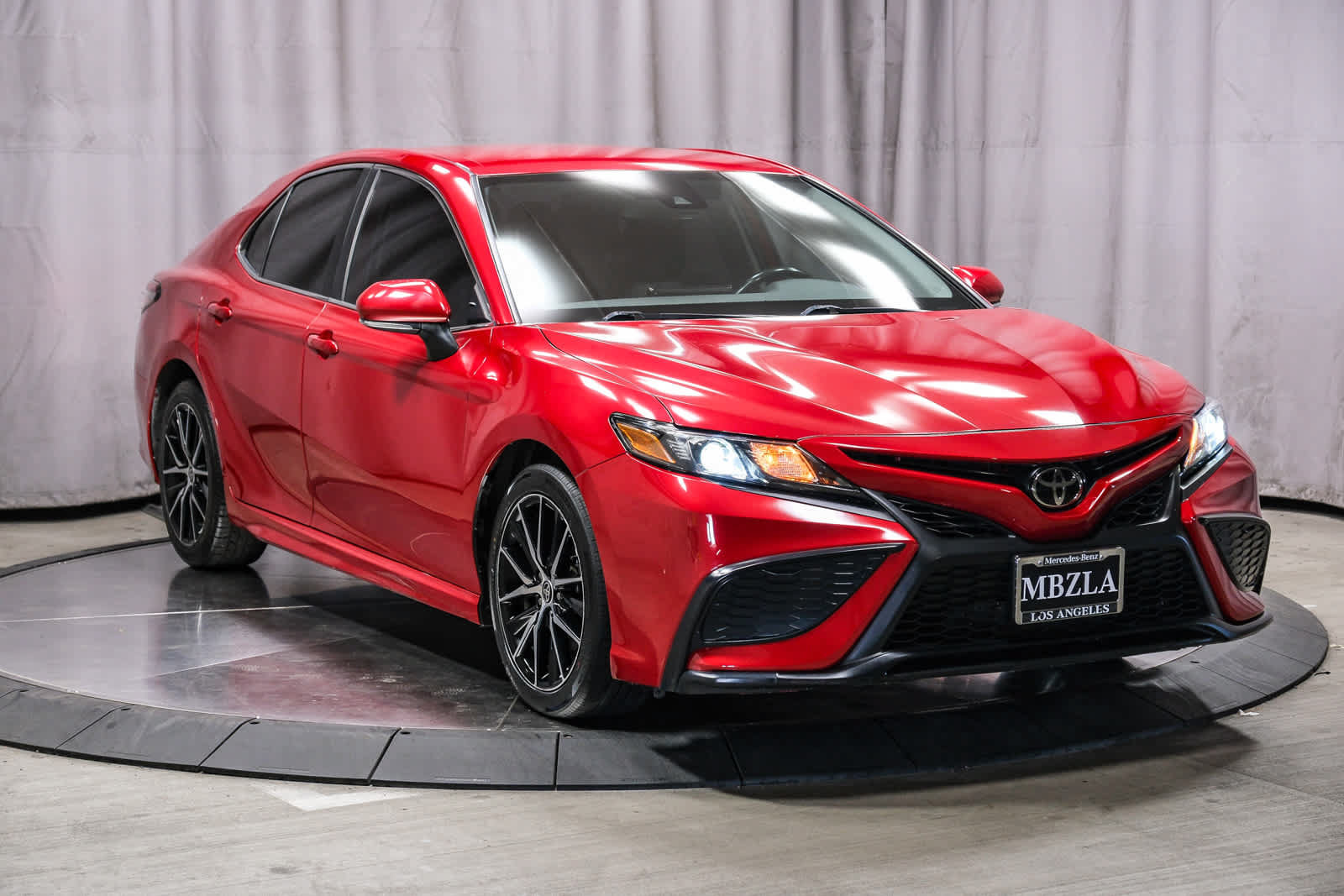 Used 2022 Toyota Camry SE w/ Carpet Mat Package (TMS) FWD image 5