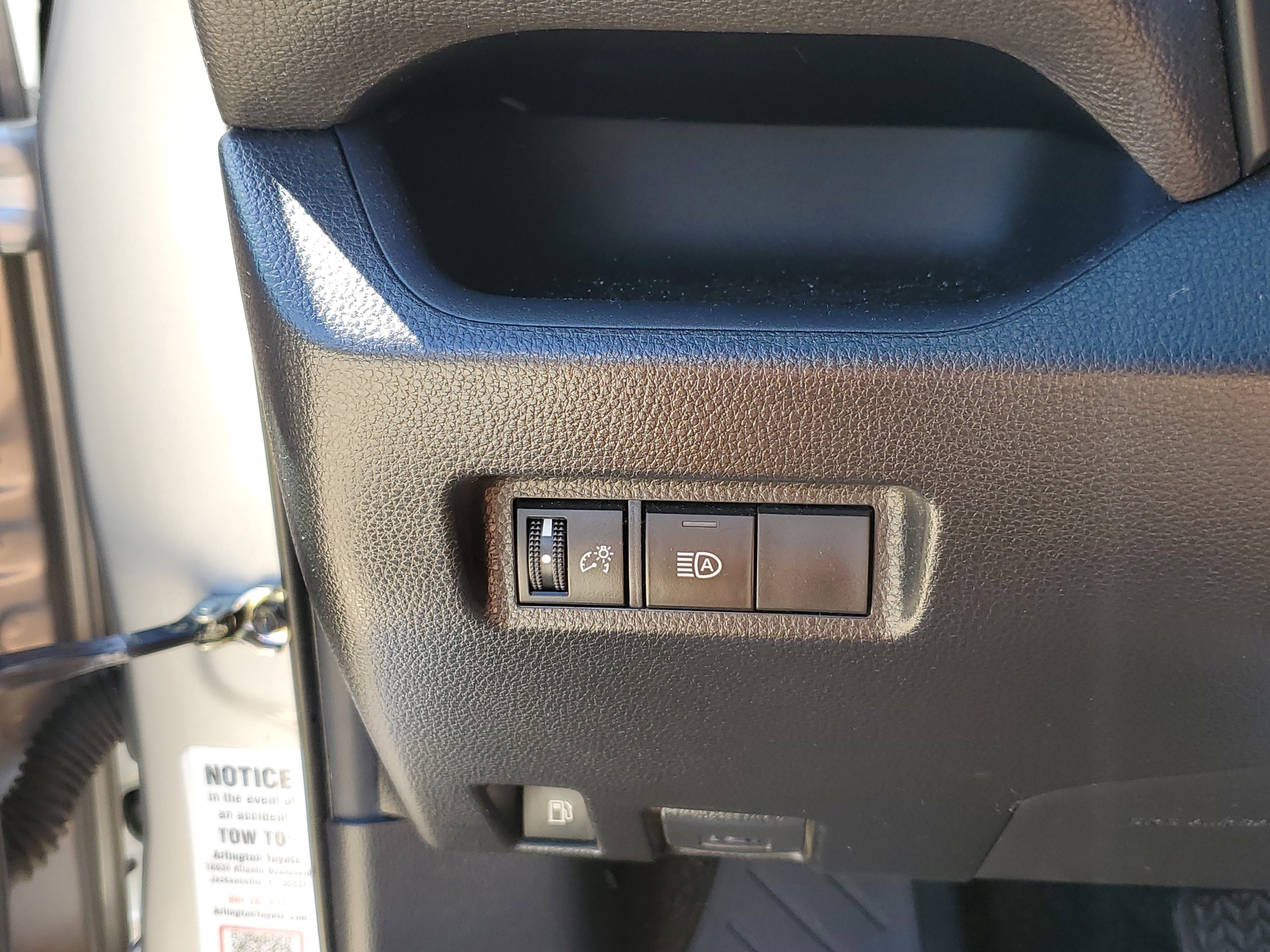 Used 2022 Toyota RAV4 SE image 28