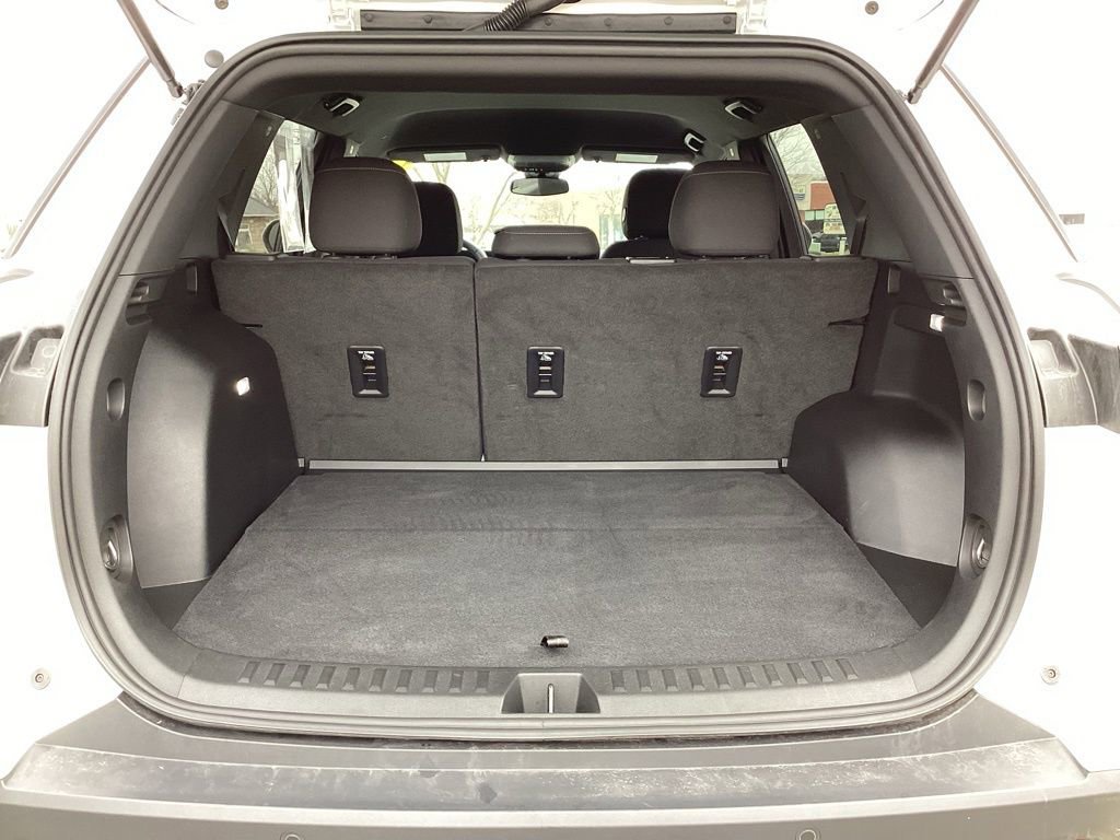Used 2025 Chevrolet Equinox LT FWD image 14