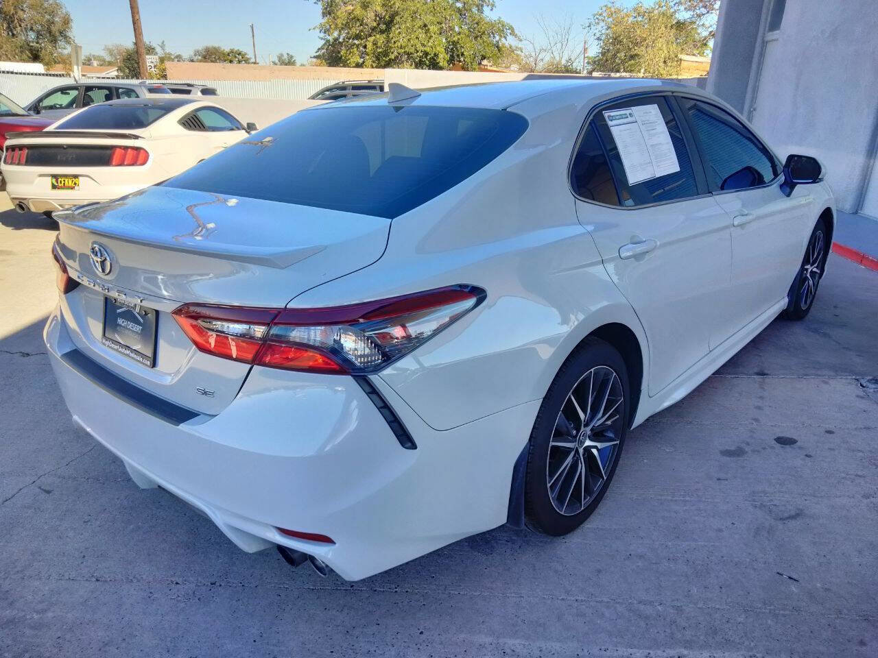 Used 2022 Toyota Camry SE image 3