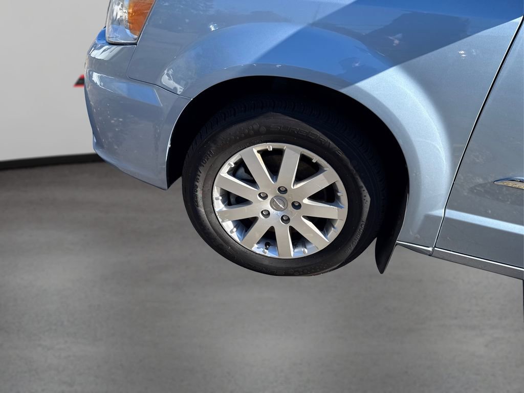 Used 2012 Chrysler Town & Country Touring-L w/ Driver Convenience Group image 12