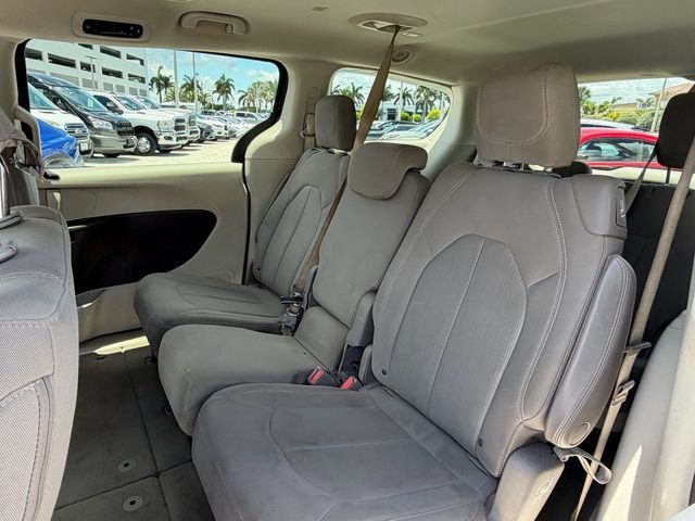 Used 2017 Chrysler Pacifica Touring w/ Tire & Wheel Group FWD image 7