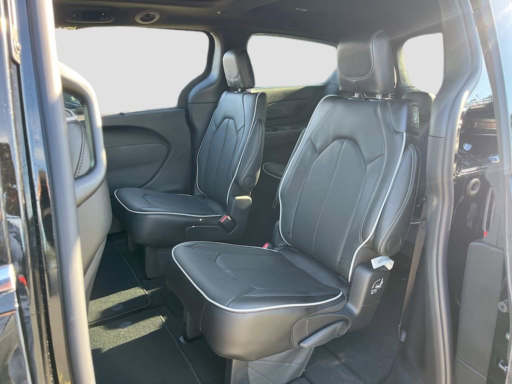 New 2027 Chrysler Pacifica Limited FWD image 25
