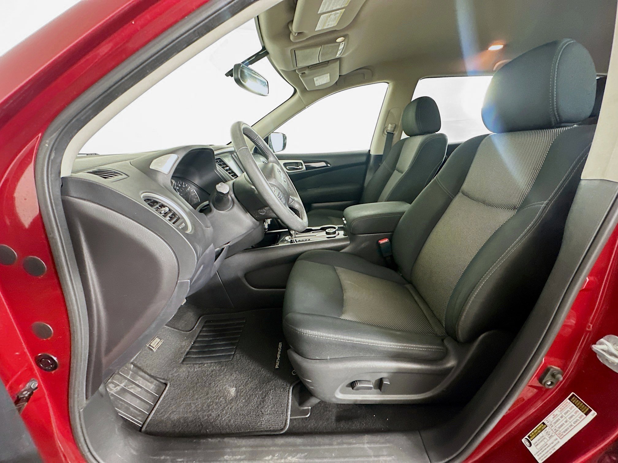 Used 2017 Nissan Pathfinder SV image 13