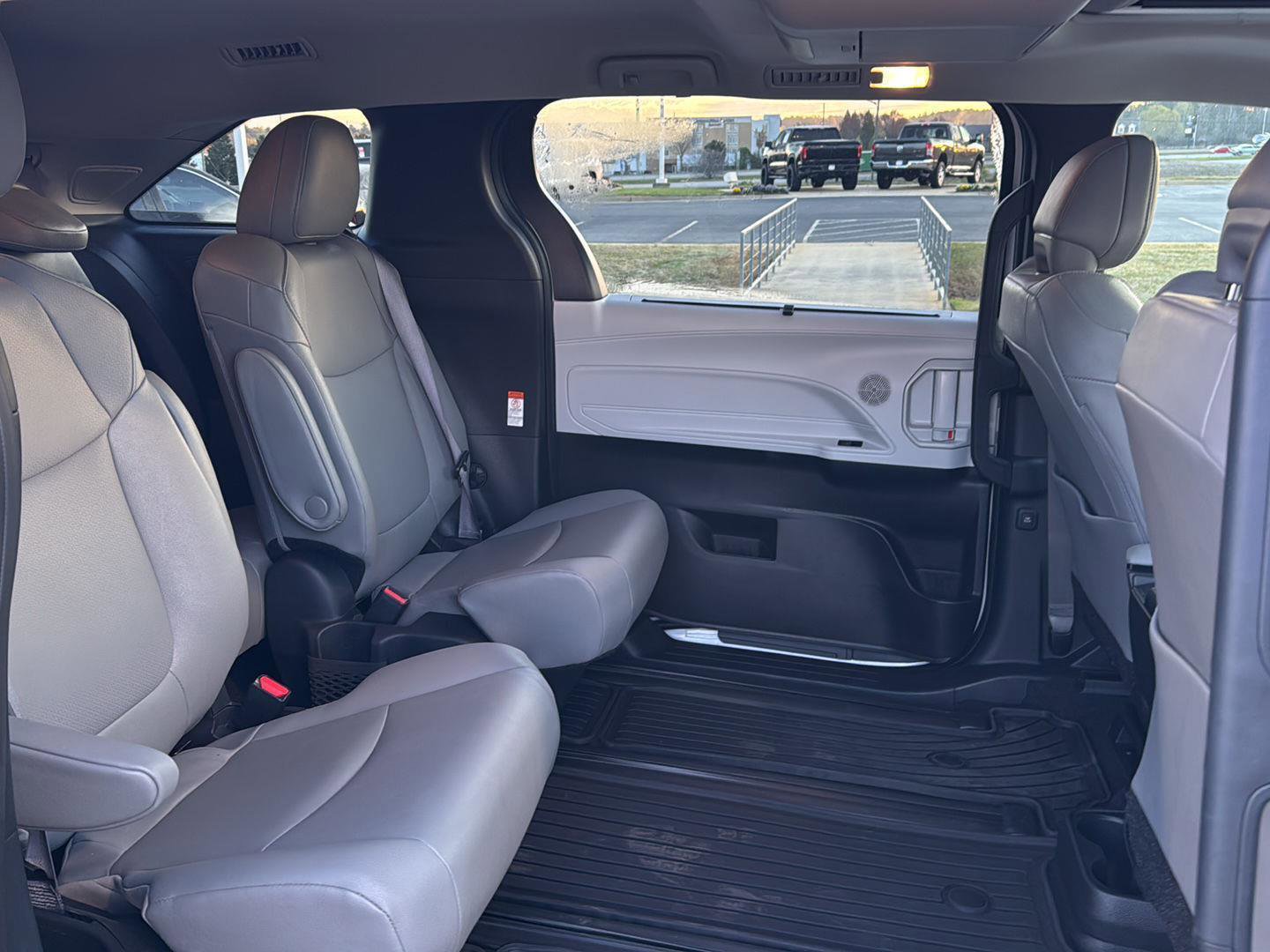 Used 2025 Toyota Sienna XLE w/ XLE Plus Package FWD image 11