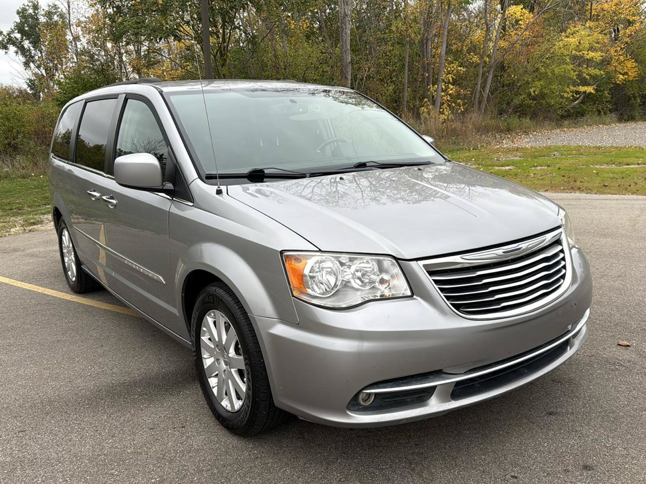 Used 2016 Chrysler Town & Country Touring w/ Driver Convenience Group FWD image 3