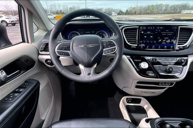 Used 2023 Chrysler Pacifica Touring-L image 8
