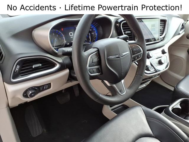 Used 2024 Chrysler Pacifica Touring-L image 14