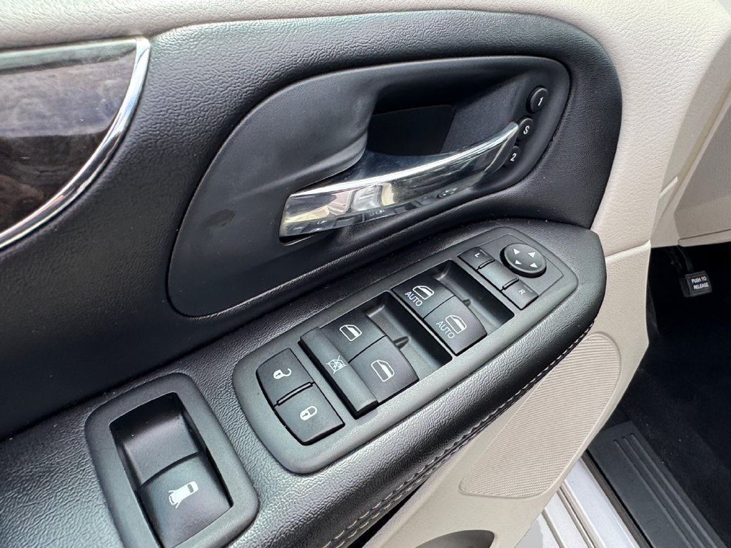 Used 2012 Chrysler Town & Country Limited FWD image 19