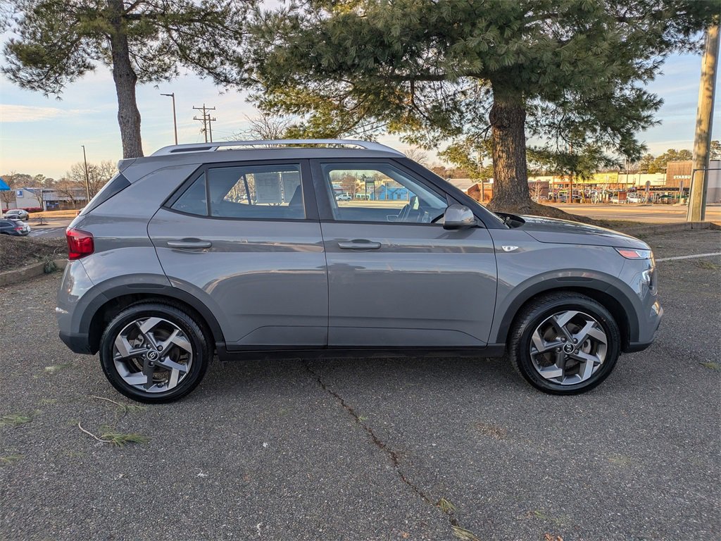 Used 2022 Hyundai Venue SEL image 3