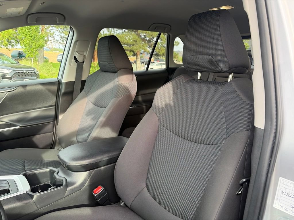 Used 2025 Toyota RAV4 LE AWD/4WD image 25