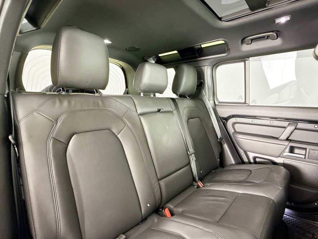 Used 2025 Land Rover Defender 110 X-Dynamic SE image 15