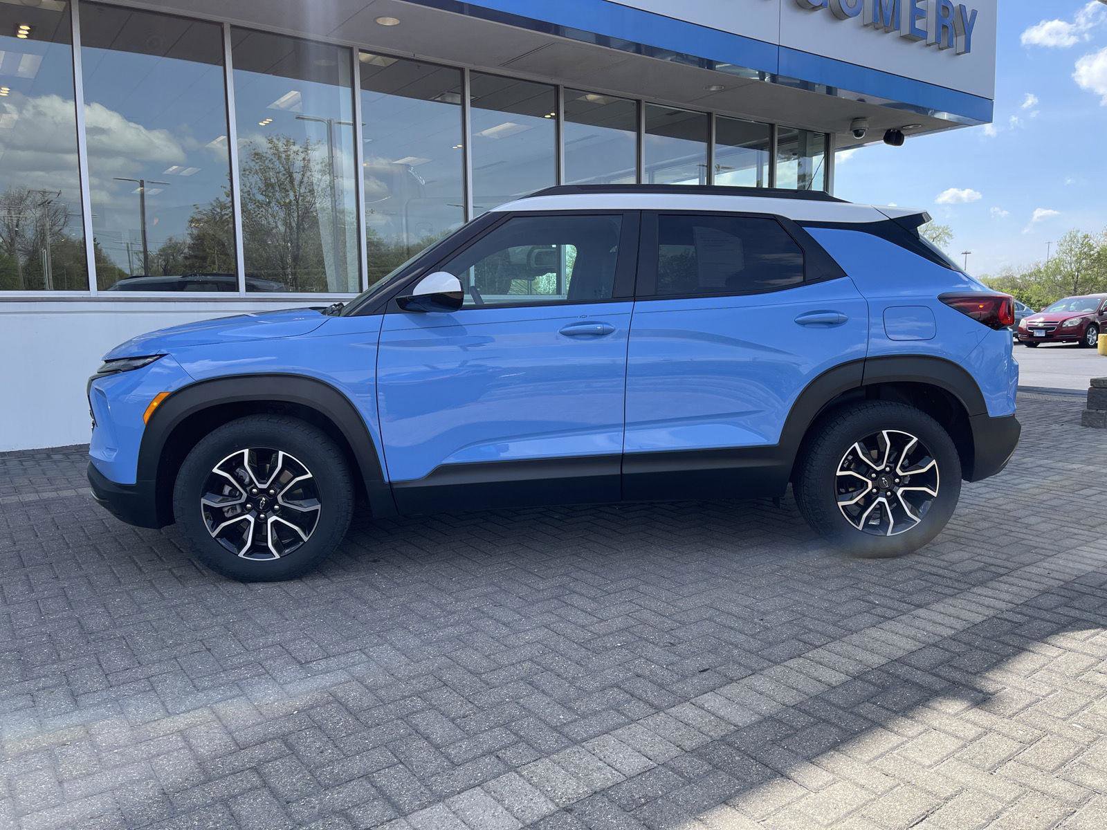 Used 2024 Chevrolet TrailBlazer ACTIV w/ Convenience Package FWD image 2