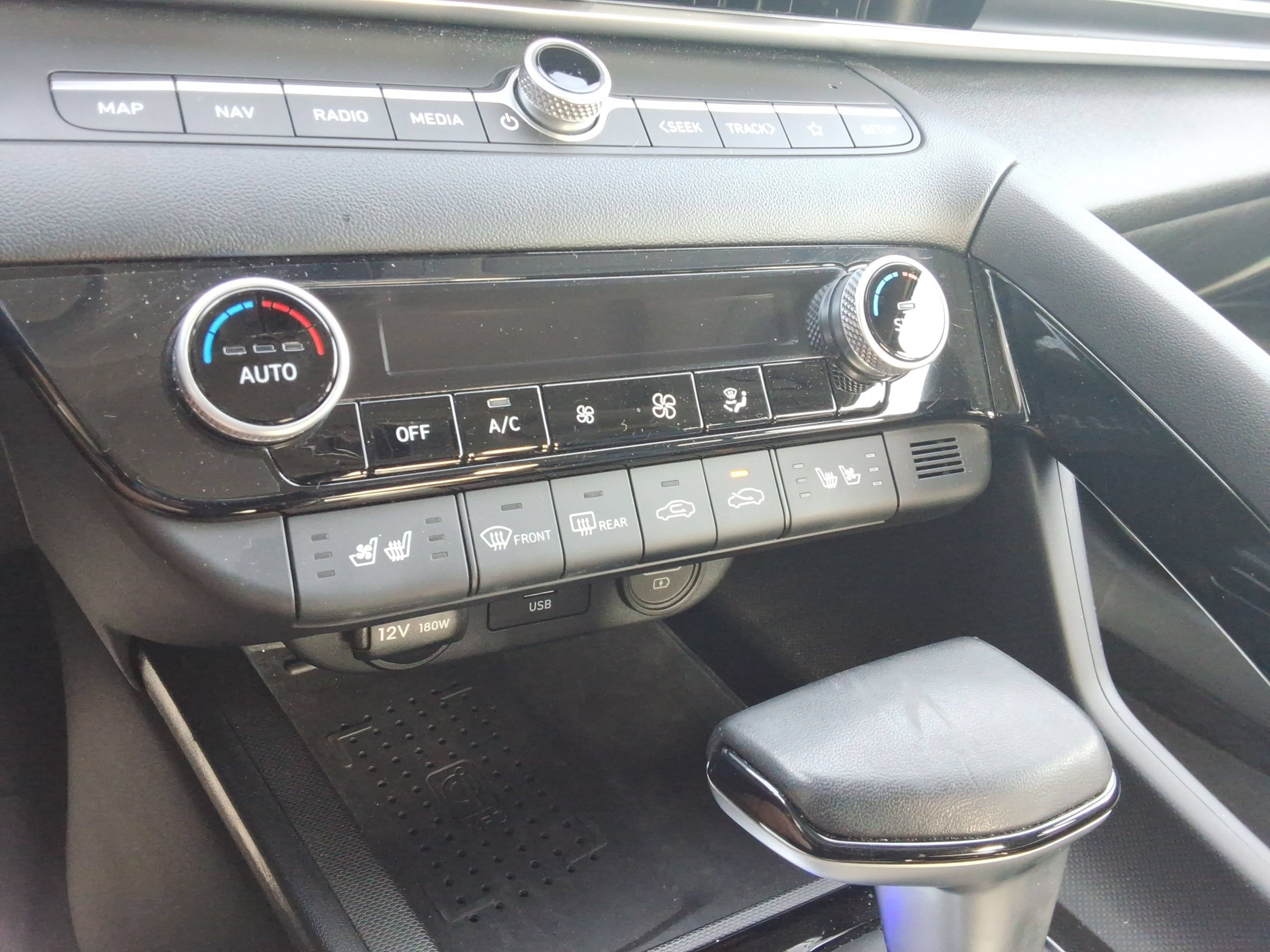 Used 2023 Hyundai Elantra Limited FWD image 30