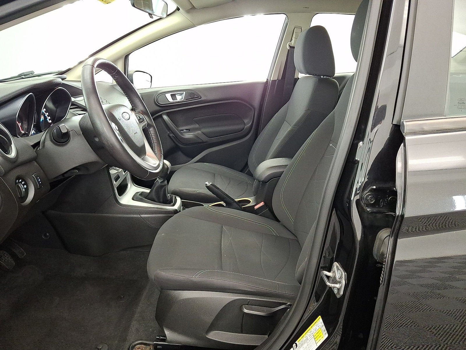 Used 2015 Ford Fiesta SE FWD image 3