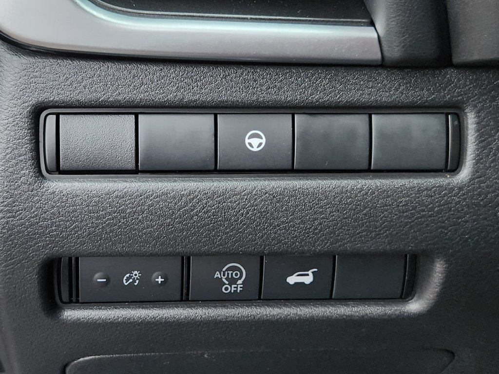Used 2025 Nissan Rogue SV AWD/4WD image 13