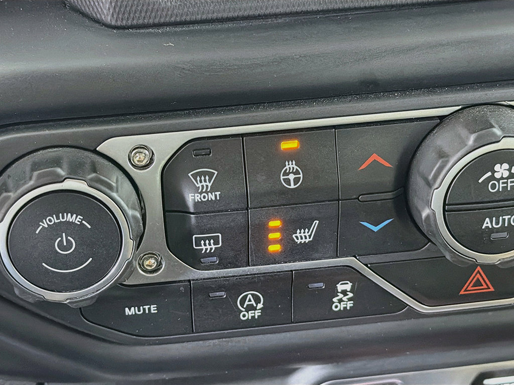 Used 2019 Jeep Wrangler Unlimited Sahara w/ Dual Top Group AWD/4WD image 39