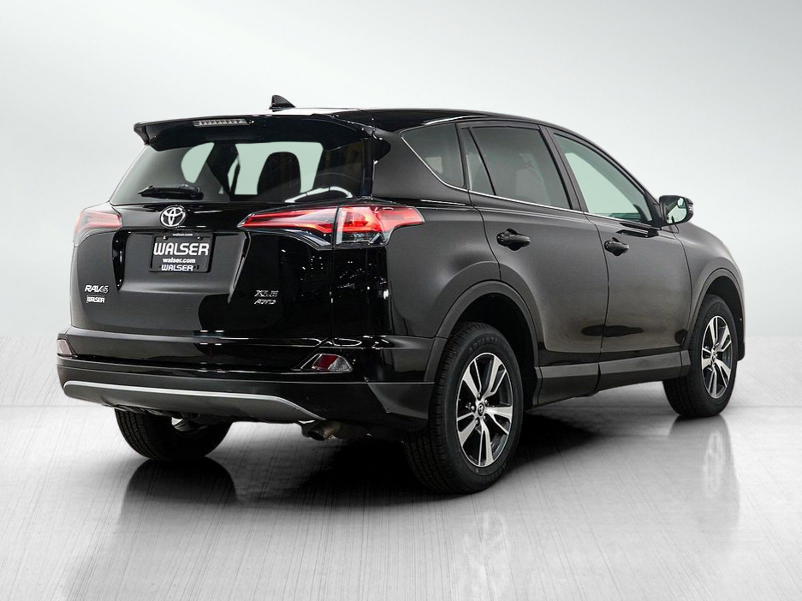 Used 2018 Toyota RAV4 XLE AWD/4WD image 5
