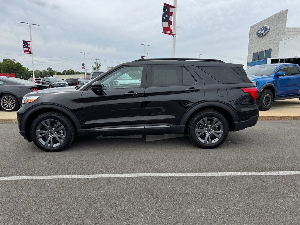 Used 2023 Ford Explorer XLT w/ Equipment Group 202A AWD/4WD image 5