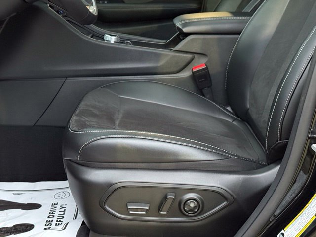 Used 2025 Jeep Grand Cherokee L Altitude RWD image 14