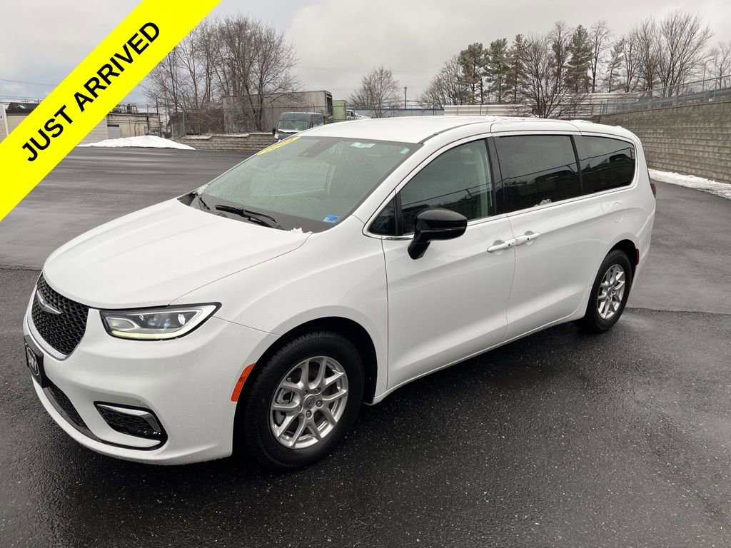 Used 2024 Chrysler Pacifica Touring-L image 5