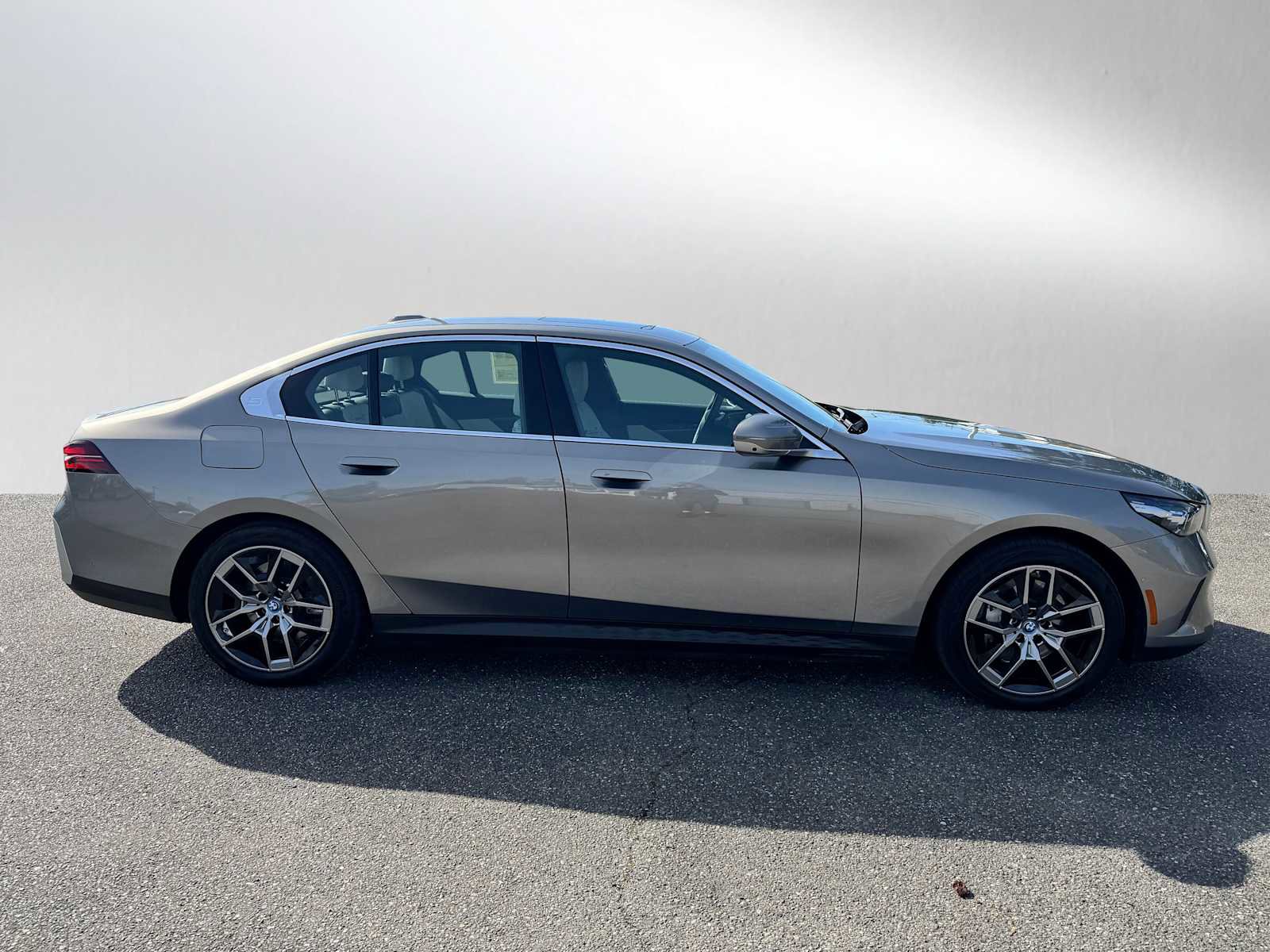 Used 2025 BMW i5 xDrive40 w/ Premium Package image 2