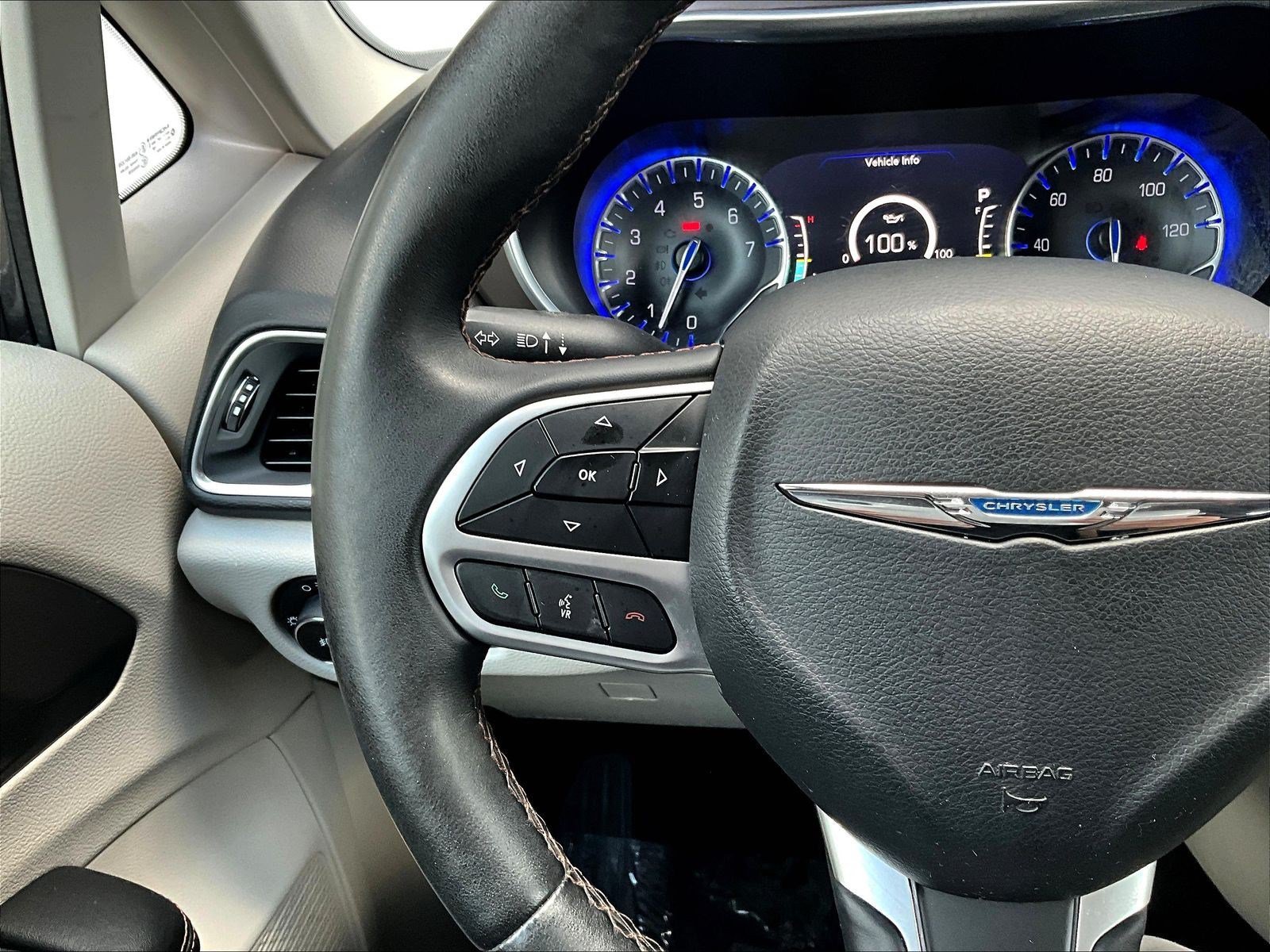 Used 2018 Chrysler Pacifica Touring-L Plus FWD image 11