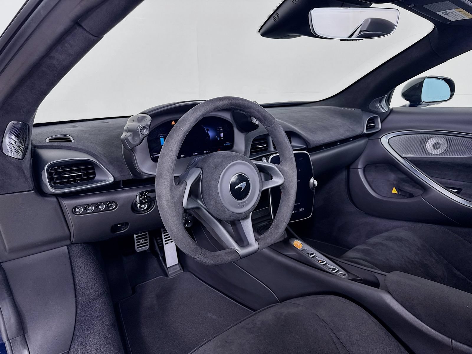 Used 2025 McLaren Artura Spider RWD image 10