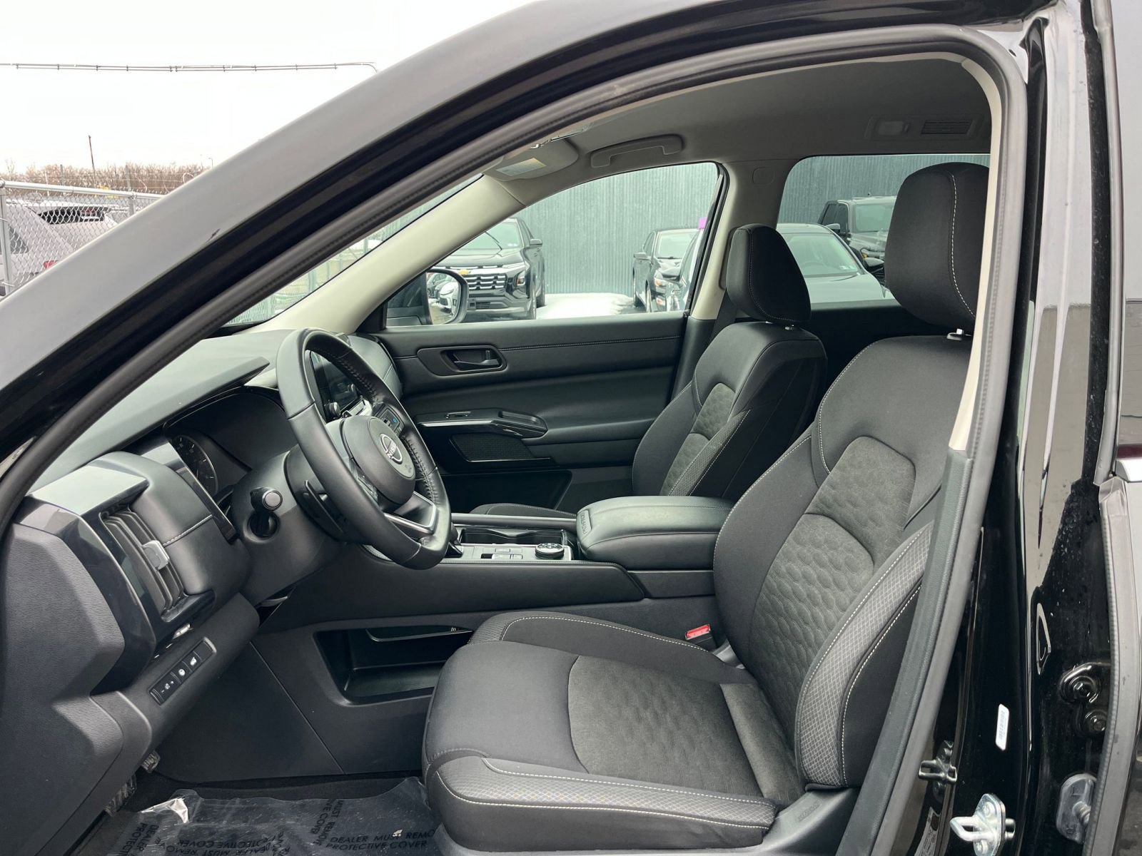 Used 2025 Nissan Pathfinder SV image 29