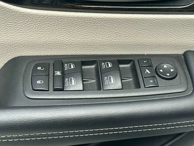 Used 2023 Chrysler Pacifica Limited FWD image 13