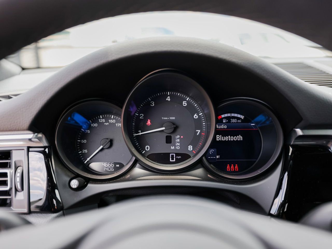 Certified 2025 Porsche Macan AWD/4WD image 15