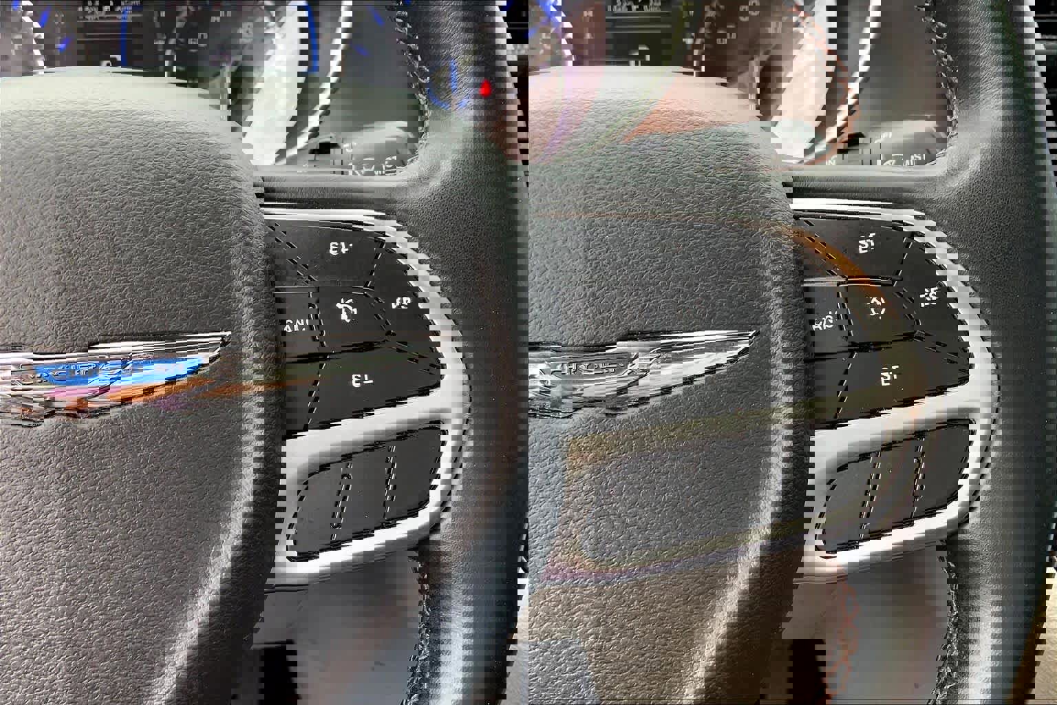 Used 2017 Chrysler Pacifica Touring-L w/ Tire & Wheel Group FWD image 25