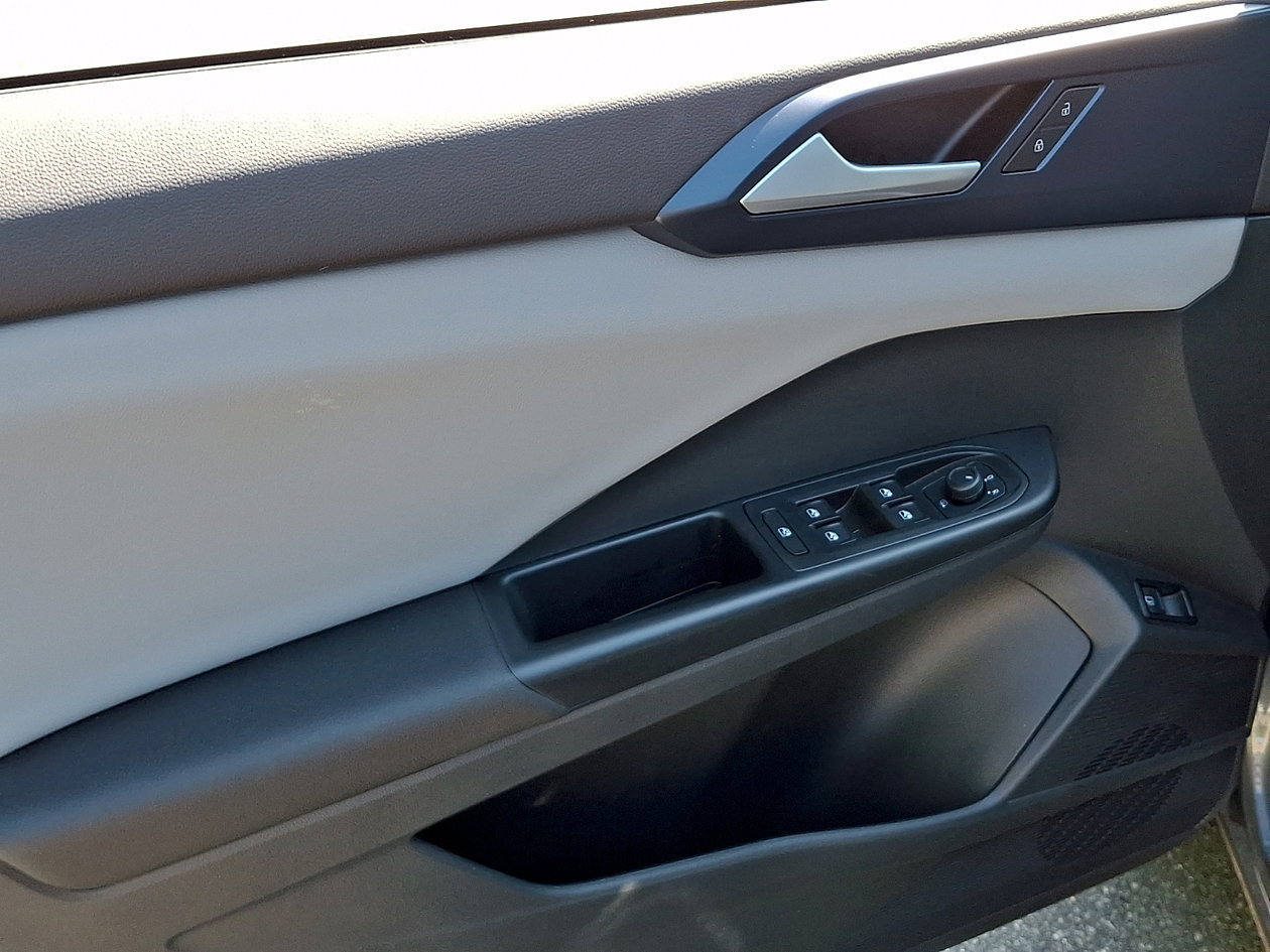 Certified 2023 Volkswagen Taos SE FWD image 12