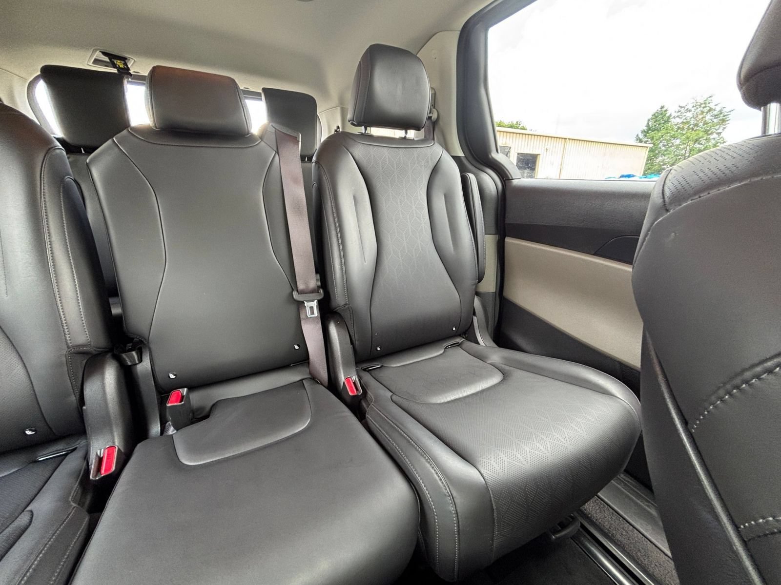 Used 2026 Kia Carnival FWD image 39