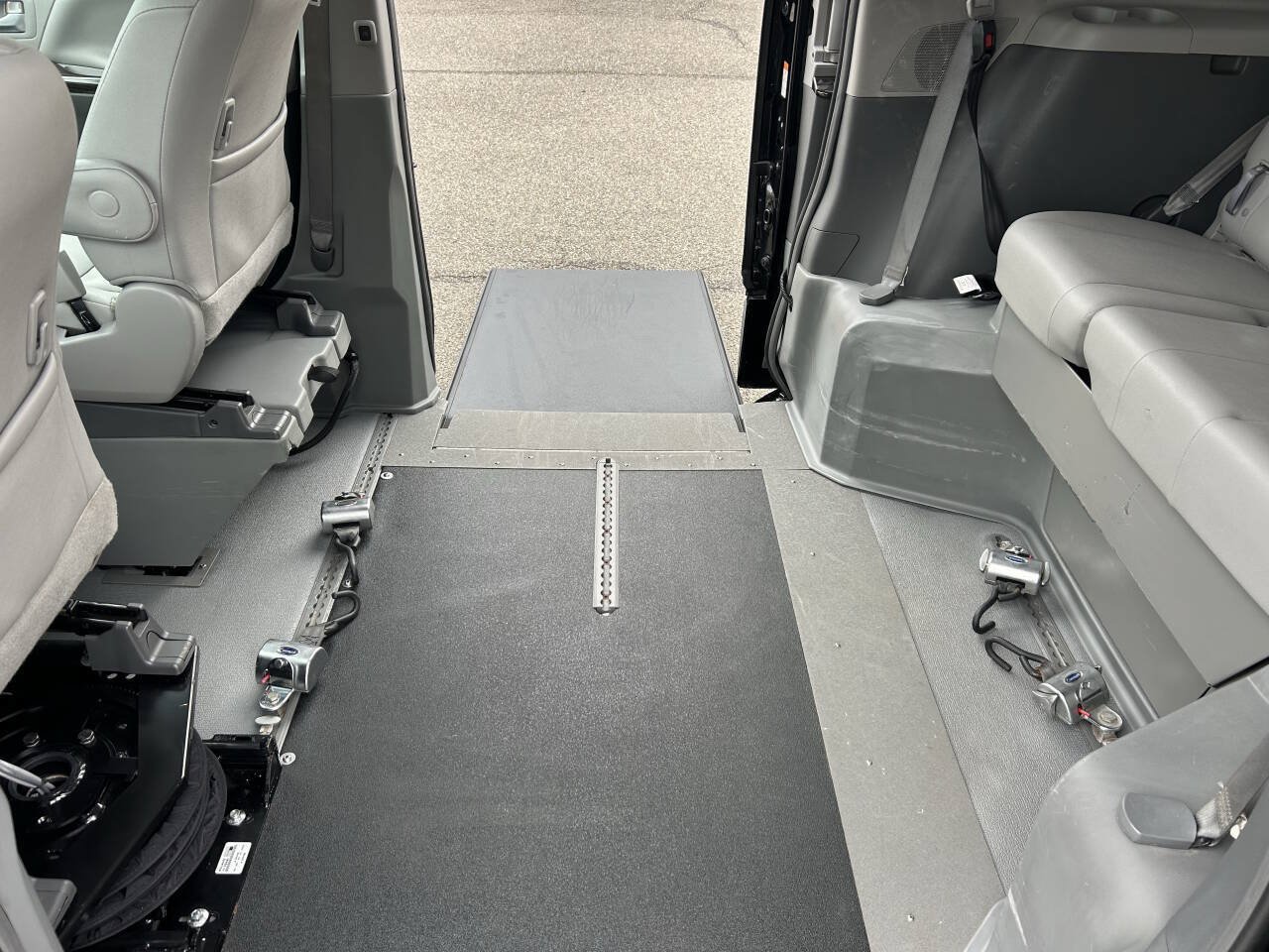 Used 2017 Toyota Sienna XLE FWD image 27