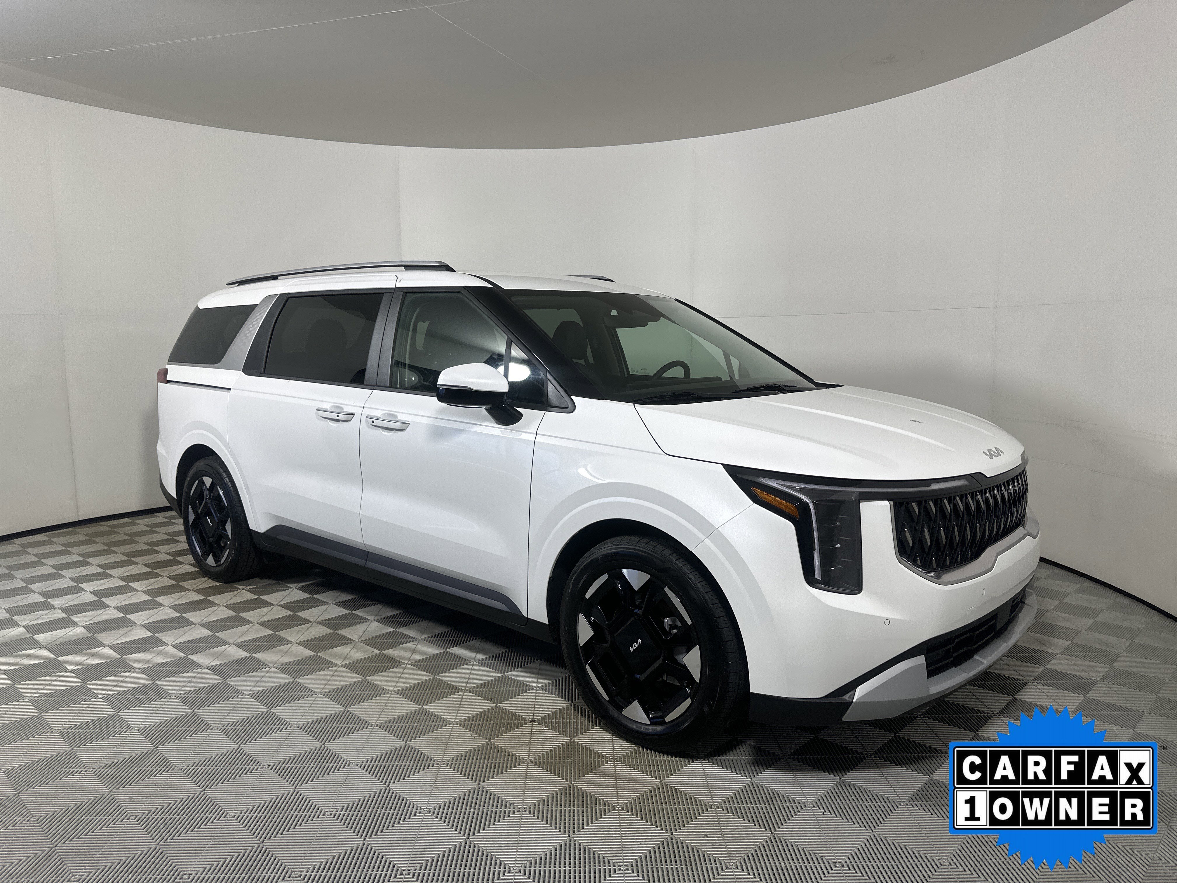 Used 2026 Kia Carnival EX image 1