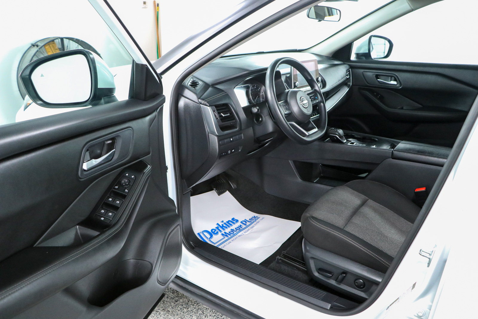 Used 2024 Nissan Rogue SV FWD image 3
