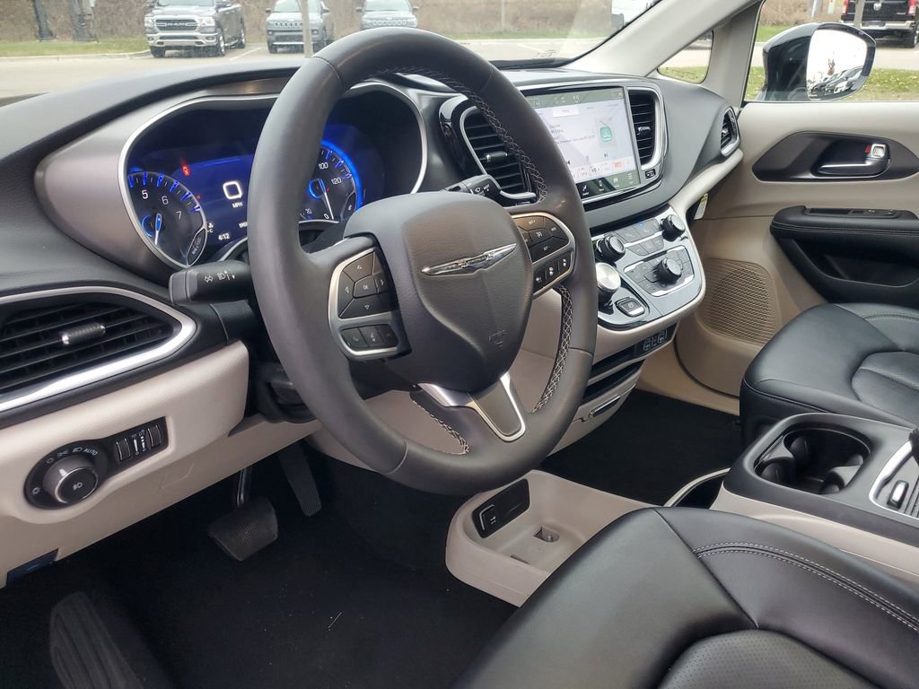 Used 2024 Chrysler Pacifica Touring-L FWD image 15