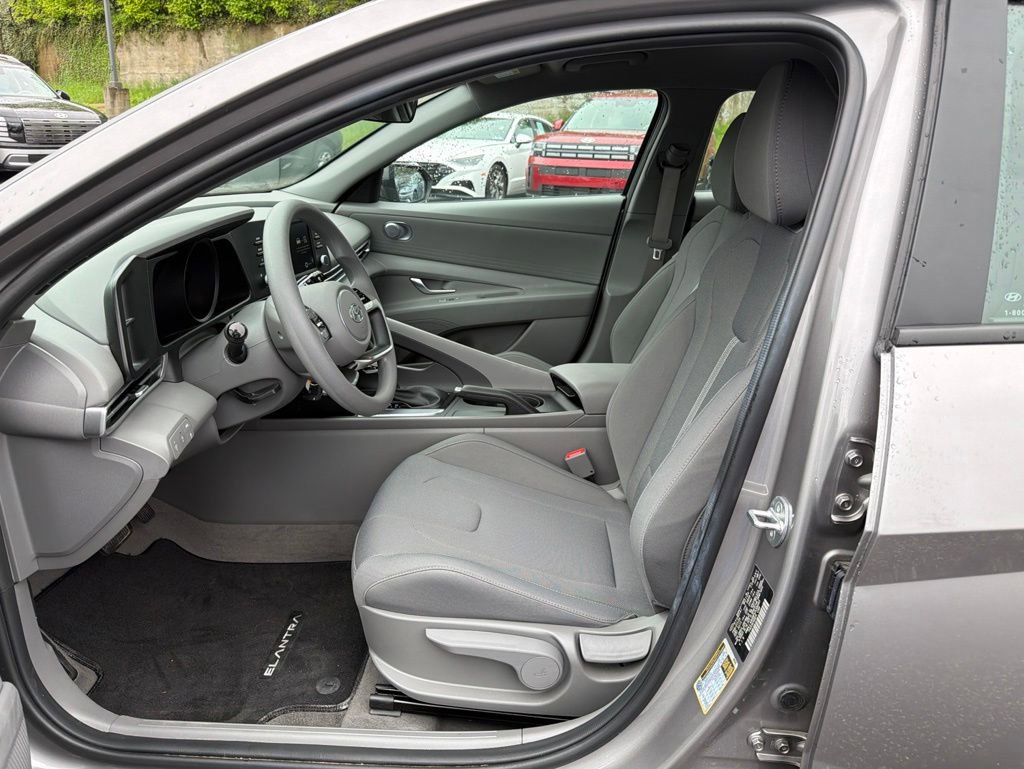 Certified 2023 Hyundai Elantra SE FWD image 13