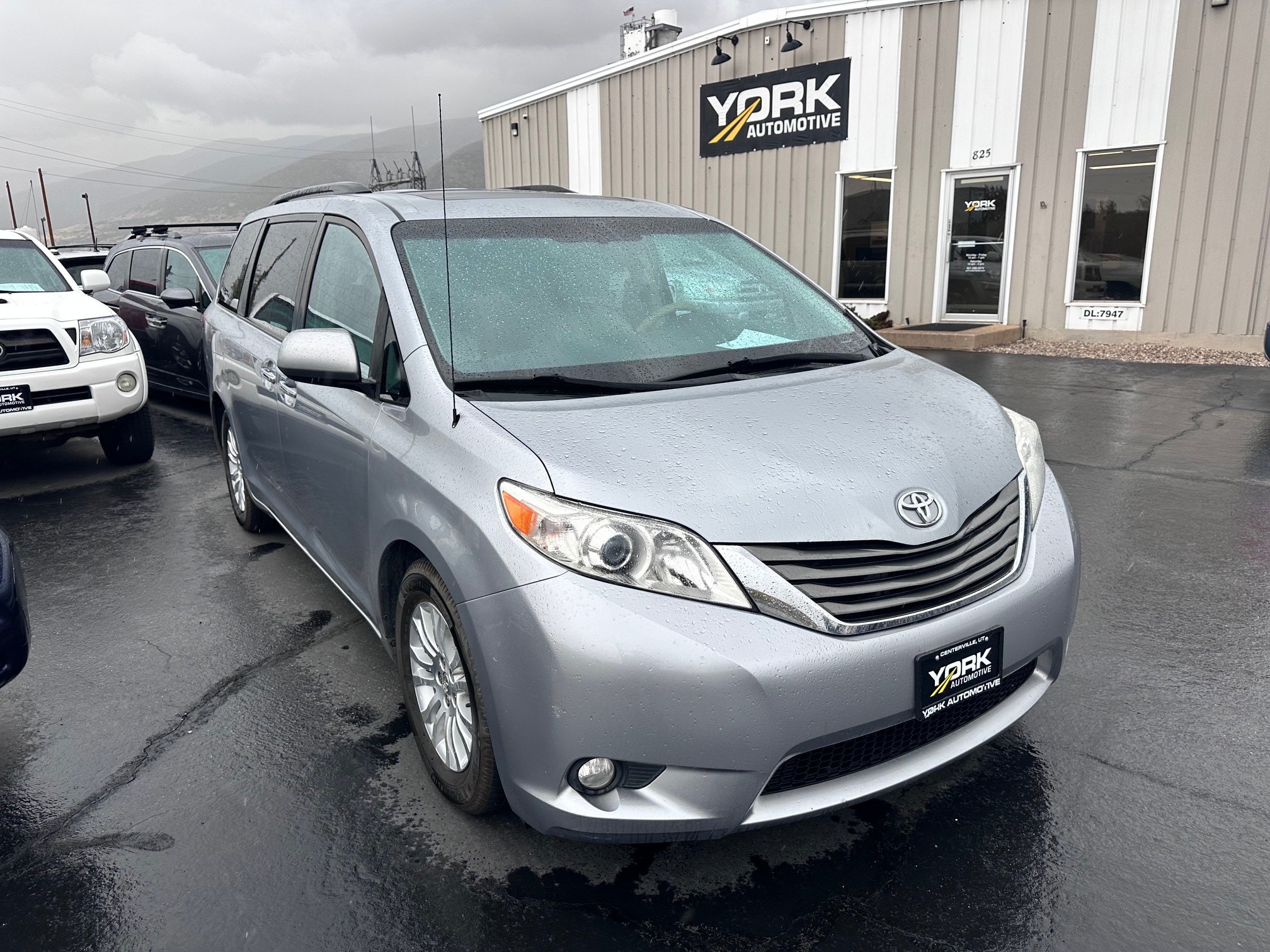 Used 2013 Toyota Sienna XLE w/ Entertainment Pkg FWD image 1