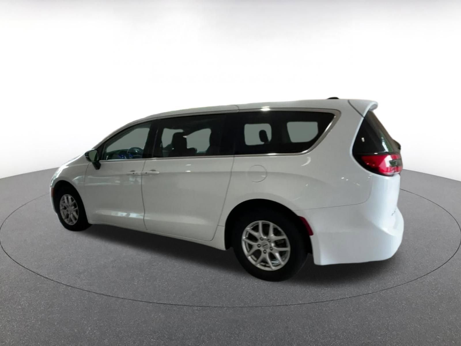 Used 2024 Chrysler Pacifica Touring-L image 10