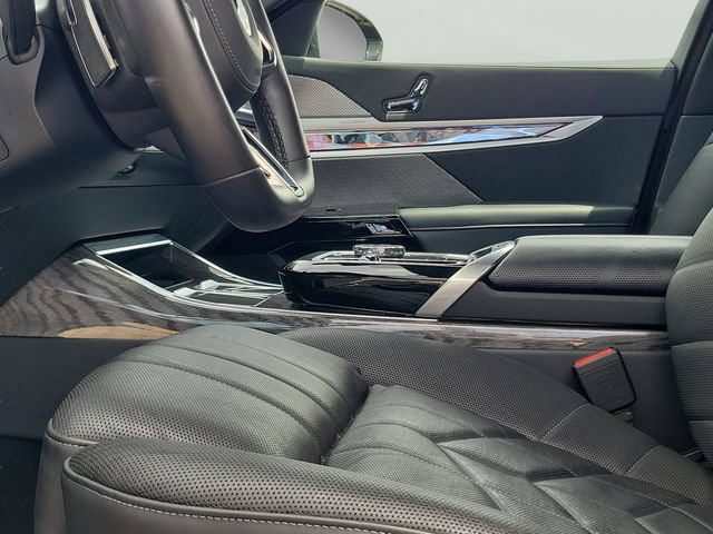 Used 2025 BMW 740i RWD image 21