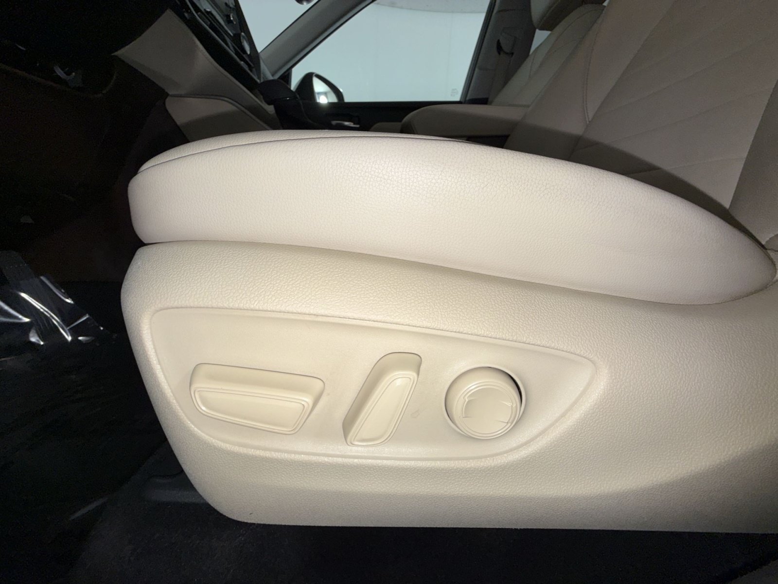 Used 2022 Toyota Highlander XLE AWD/4WD image 14