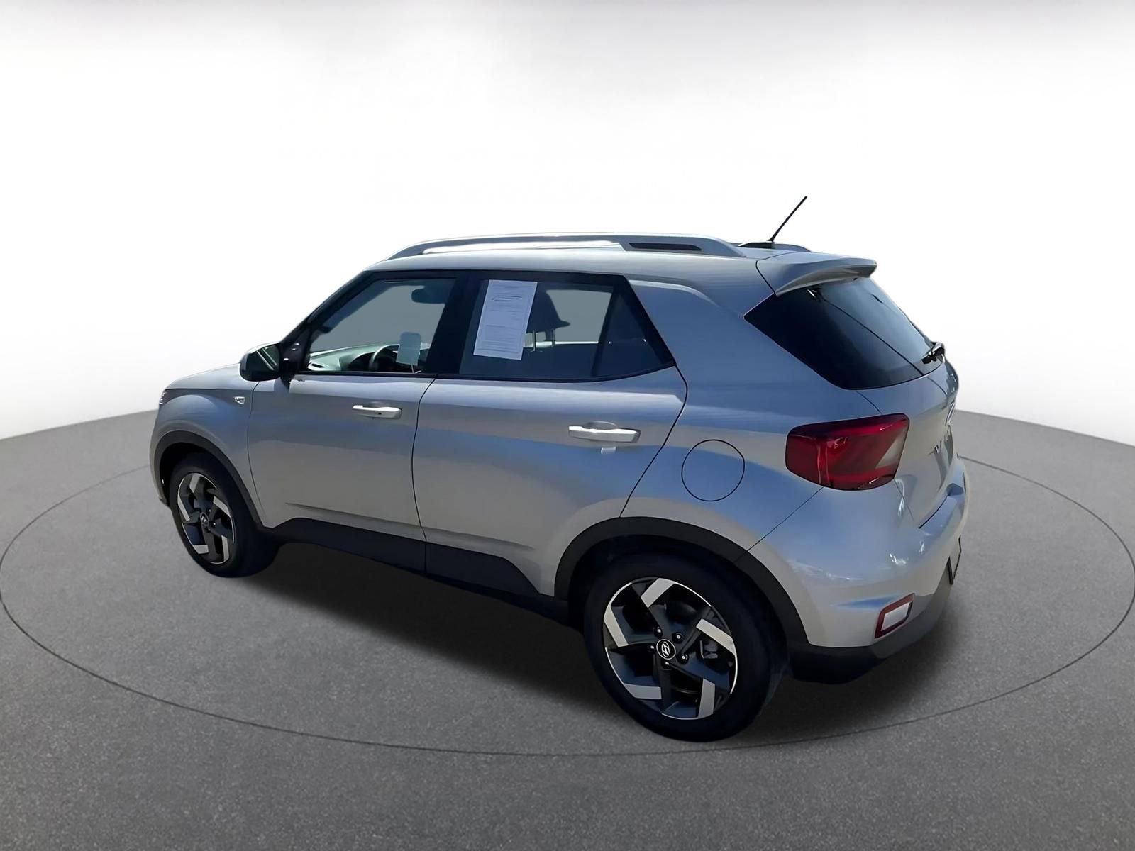 Used 2025 Hyundai Venue SEL FWD image 10