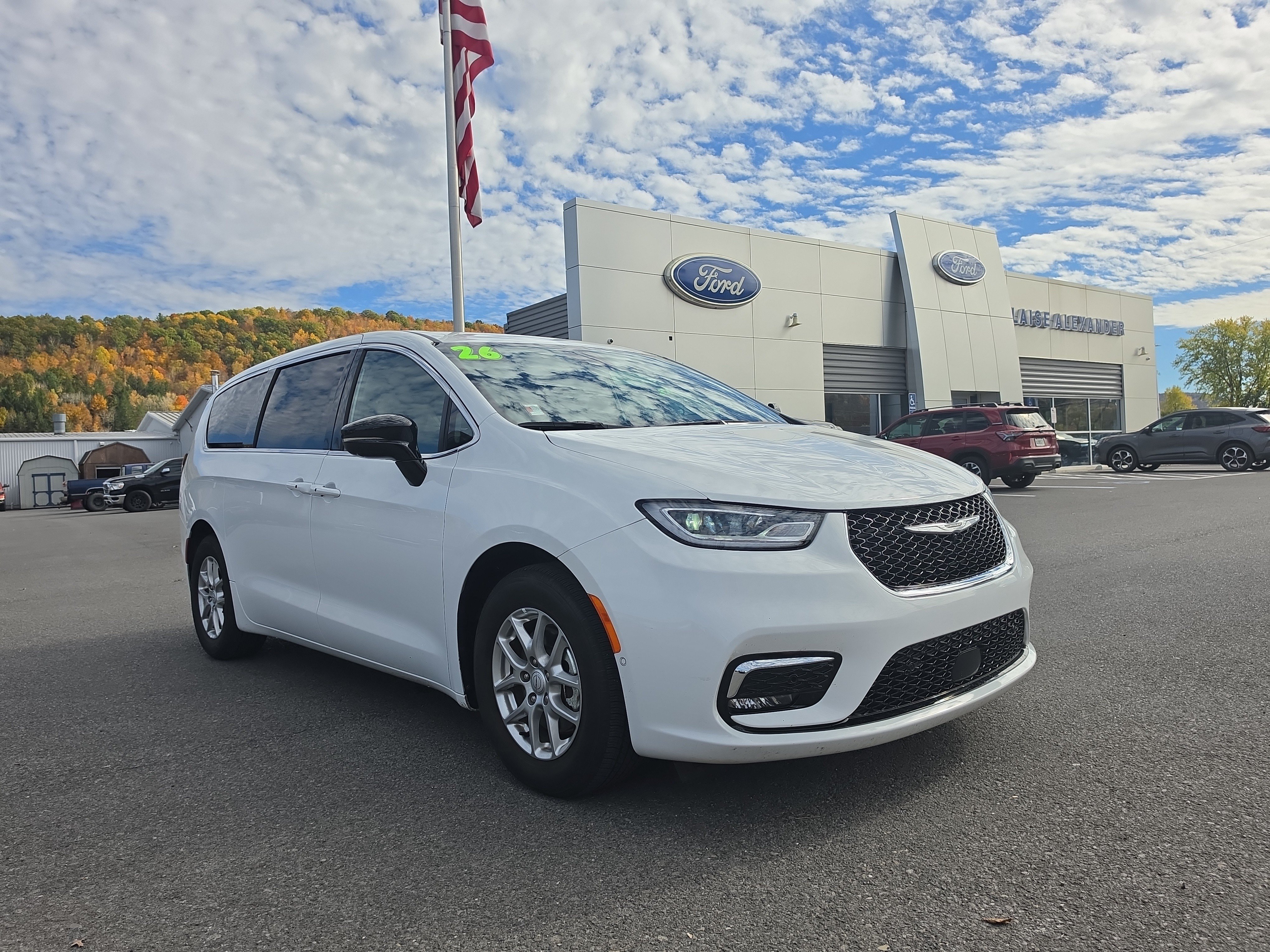Used 2026 Chrysler Pacifica Select