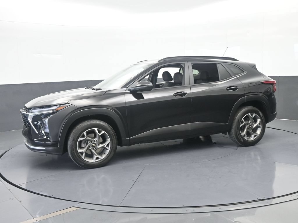 Used 2026 Chevrolet Trax LT FWD image 2