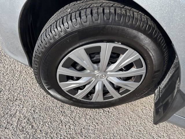 Used 2020 Toyota Camry LE image 4