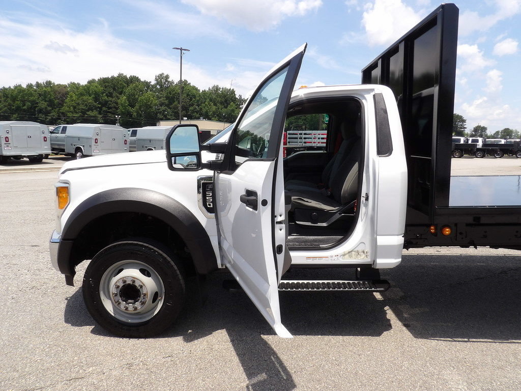 Used 2017 Ford F550 2WD Regular Cab Super Duty image 13